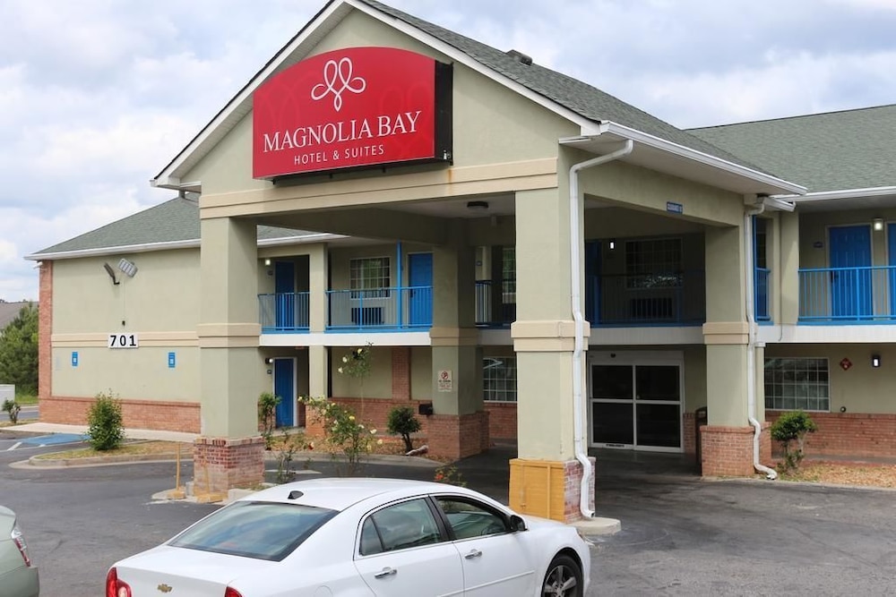 Magnolia Bay Hotel & Suites