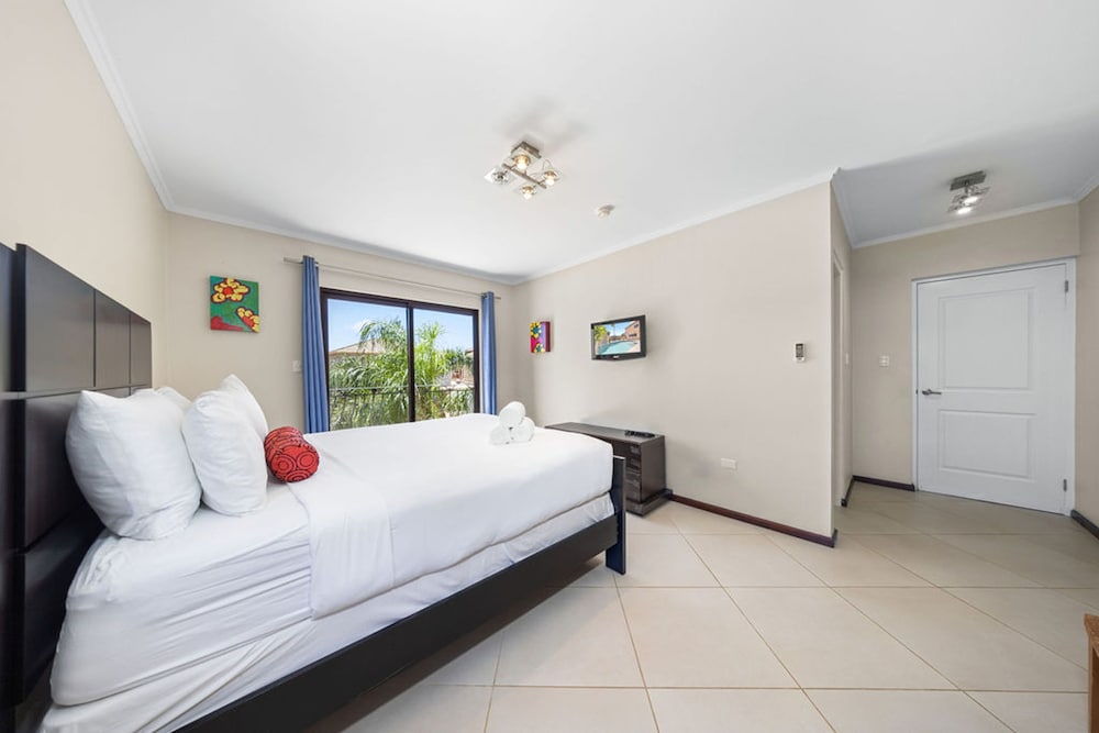 Gold Coast 4br4 5BA Villa w Privatepool Gym
