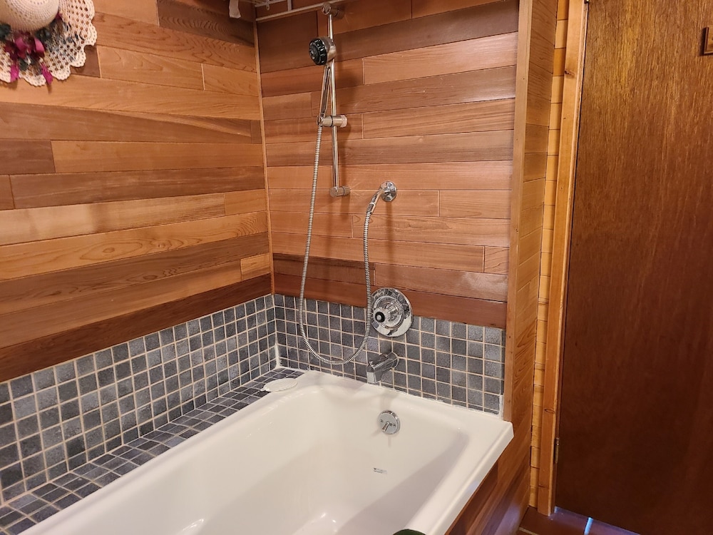 Two Bedroom Real Log Cabin With Wifi and EV Char ger