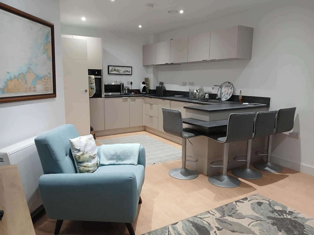 2 Bed-sleeps 5- Street Parking-3 Min to Beach