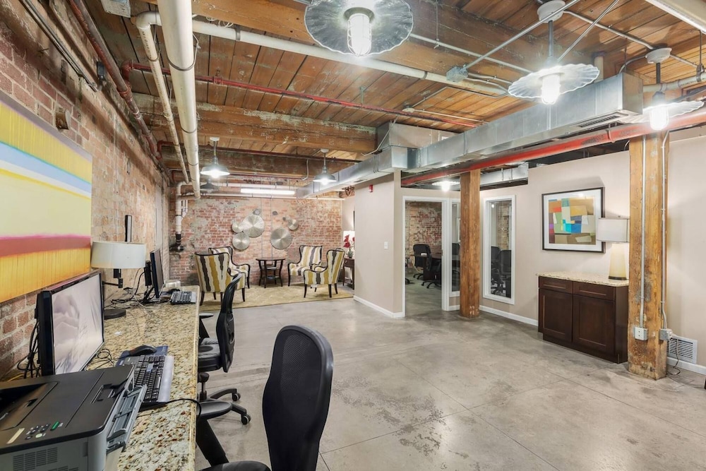 Historic Brick 2 Bedroom Getaway, Wifi