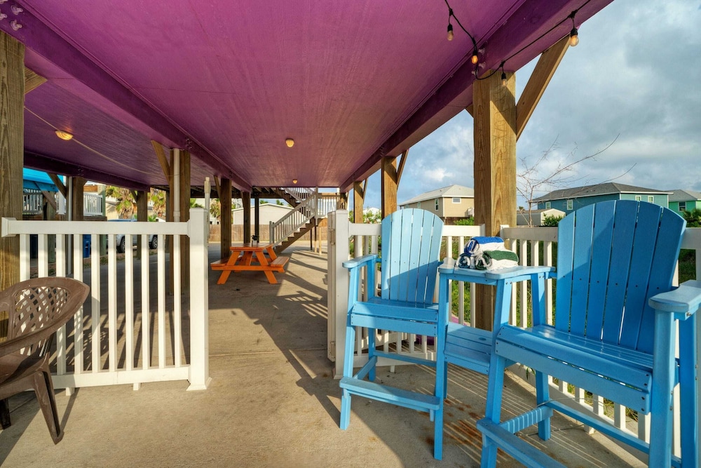 Purple Parrot by Avantstay Heated Pool, Beach Access & Central Port A Location