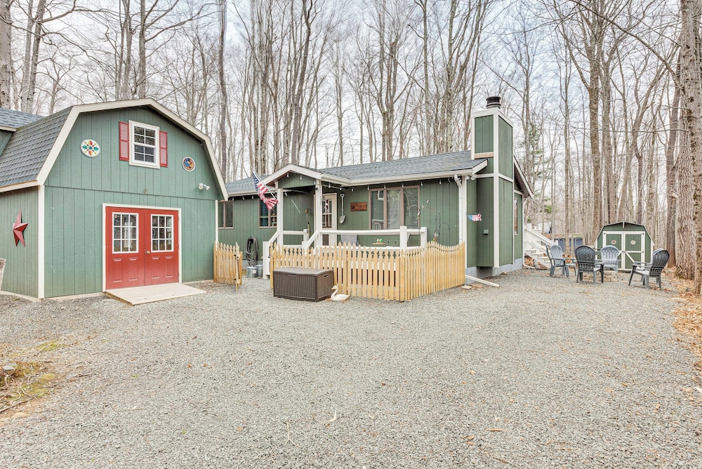 Lake Access & Game Room: Cabin in Pocono Mtns