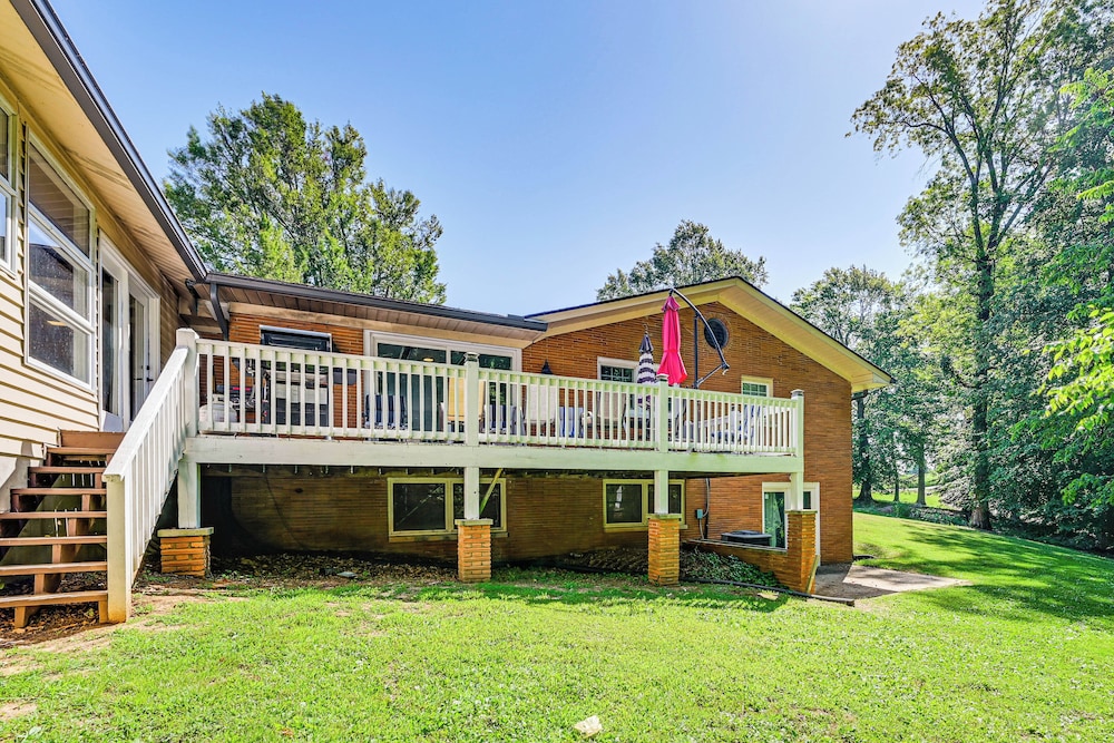 Golf Course Views & Games Galore - Vine Grove Gem!