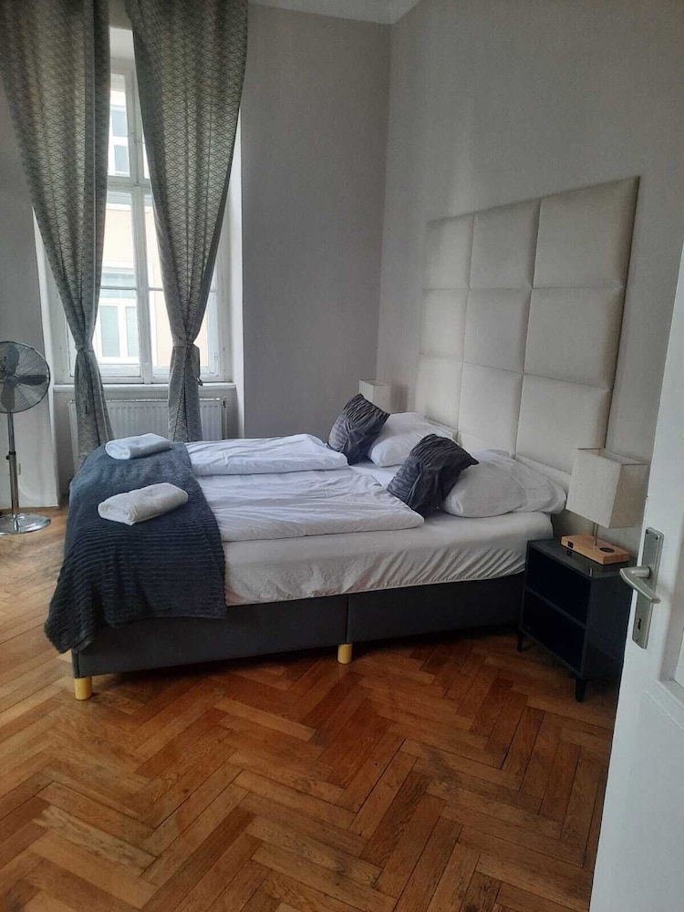 Spacious 2BR 1LR Apartment Central Area