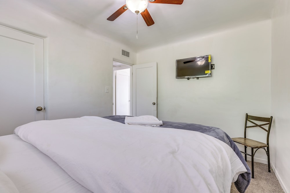 Peaceful & Bright Condo: 4 Mi to Downtown Phoenix! view 2