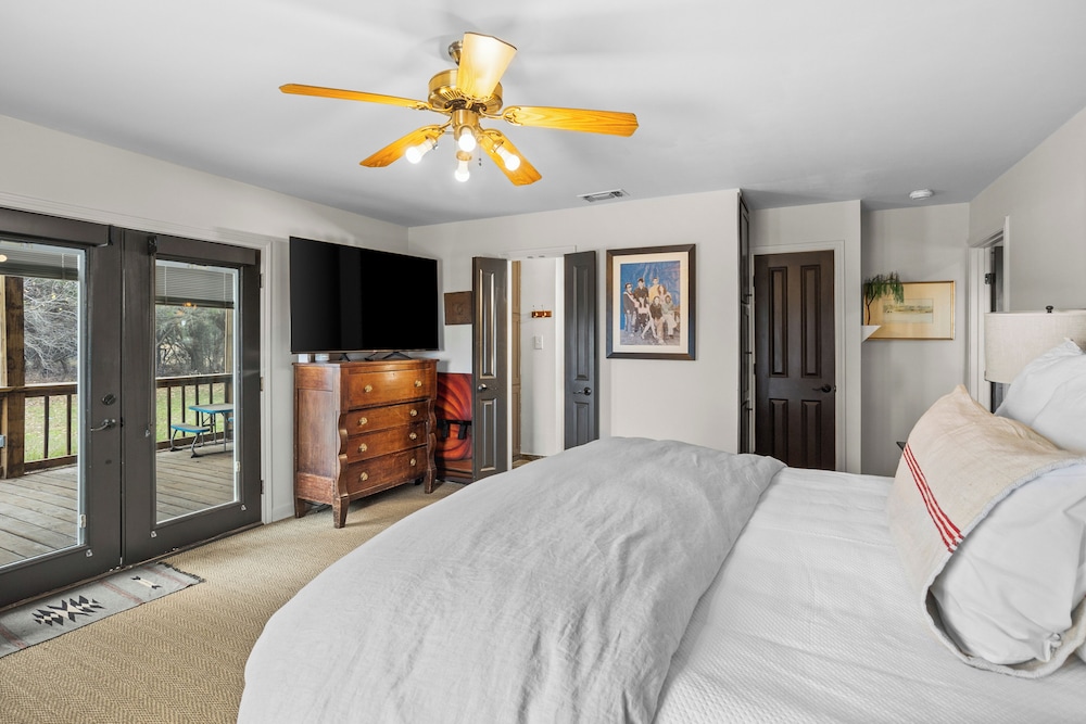 5BR Luxury Home w/ Pool & Wrap-around Porch