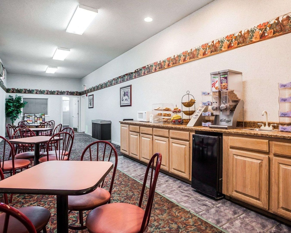 Jefferson City Vacations - Econo Lodge Jefferson City - Property Image 8