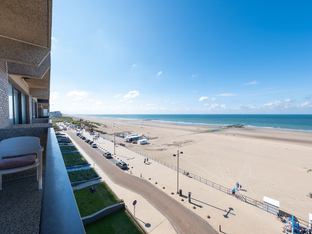 Apartment With Sunny Terrace and sea View