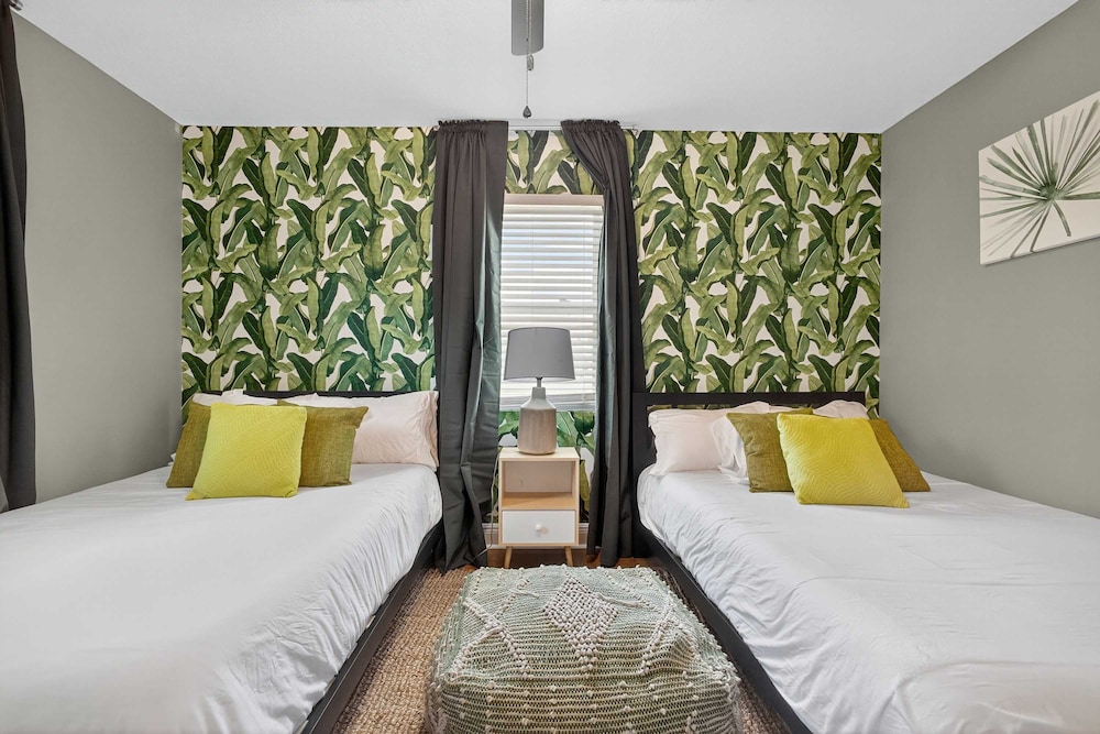 Luxury Meets Paradise Family-friendly 4BR w Pool
