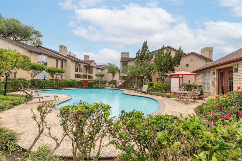 Quiet Stylish Retreat - Near NRG at TX MED Cntr view 3