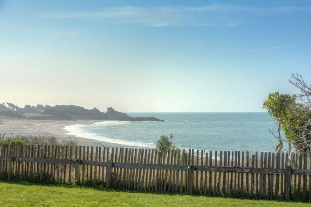 Surf Watch 3 Bedroom Home by RedAwning