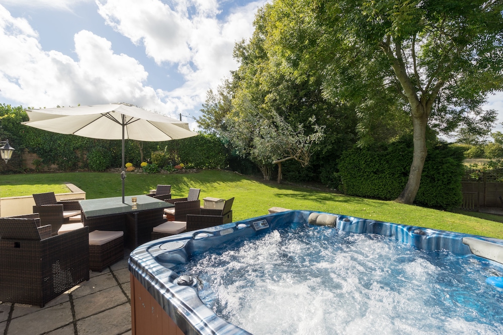 Wareham Vacations - Peveril House, Spacious Eco-friendly Holiday Home - Property Image 1