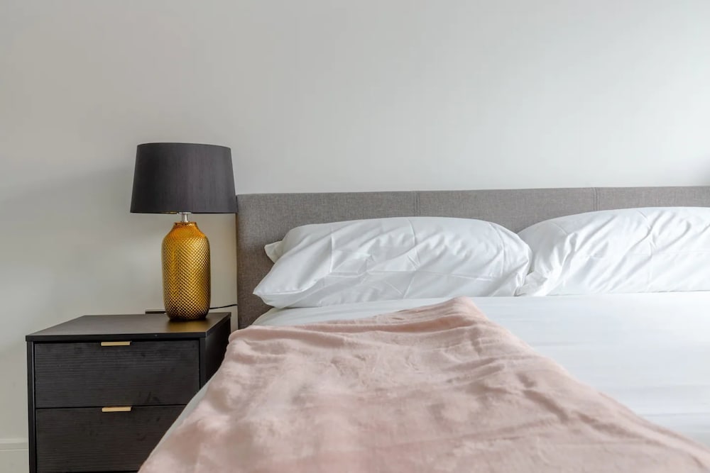 Contemporary 2 Bedroom in West London