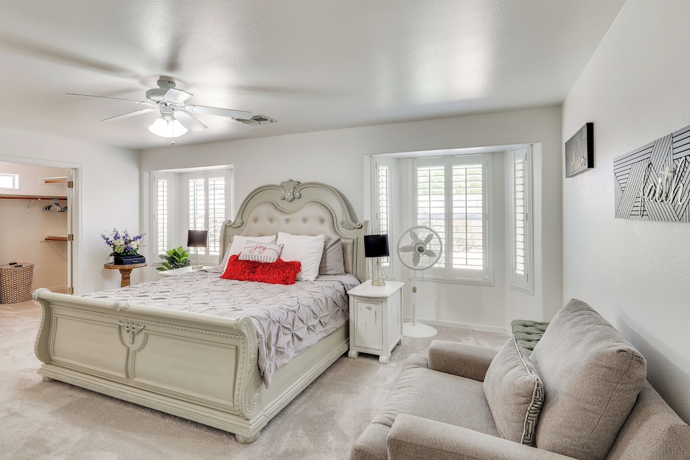 Kingman Family Home: Yard, Grill & Room to Relax!