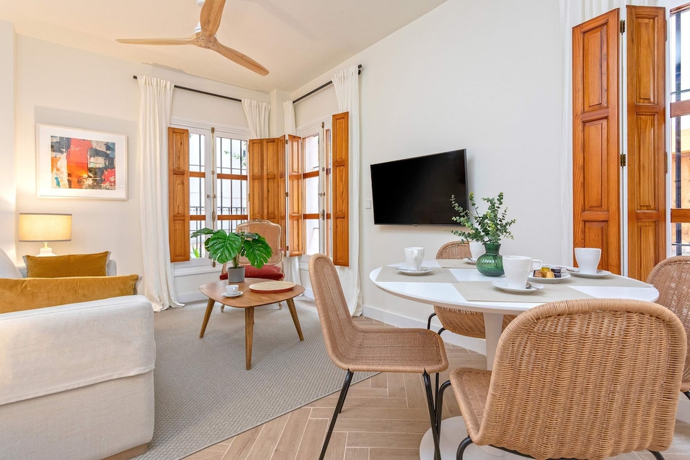 Bright Apartment in Seville Plaza Santa Cruz en Seville
