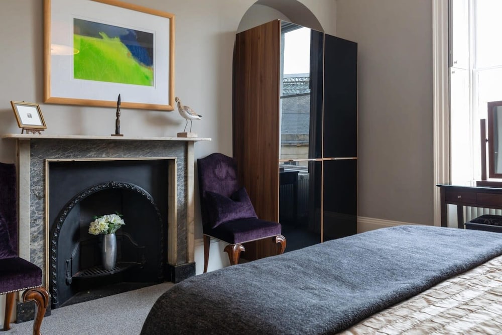 Light-filled Period Apartment - Central Bath