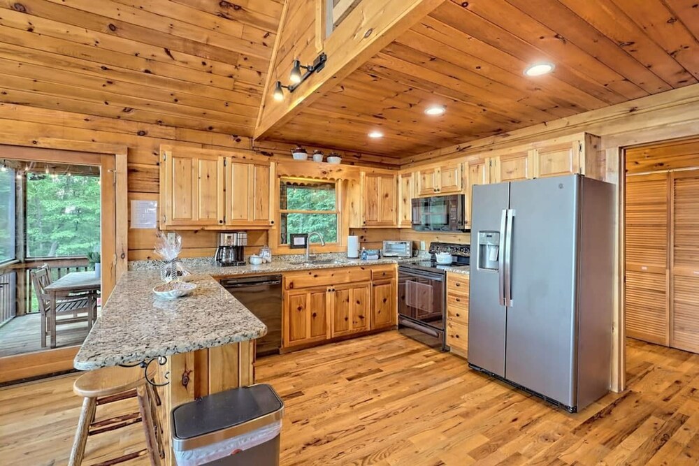 Hot Tub 3 Fireplaces Mountain Views Game Room