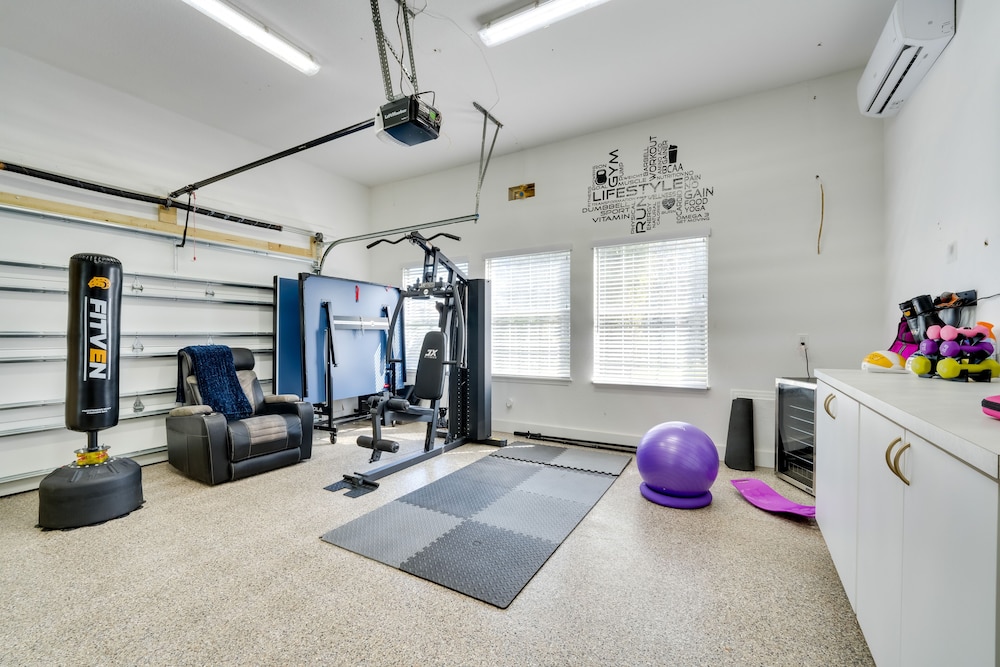 1-acre Backyard & Gym: Spacious Apopka Escape!