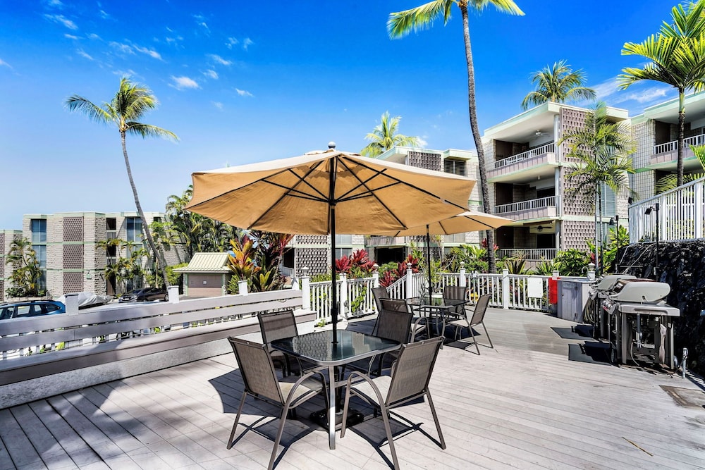 Oceanview Kona Condo - Pool, Lanai, Walk to Town - Vrkcv