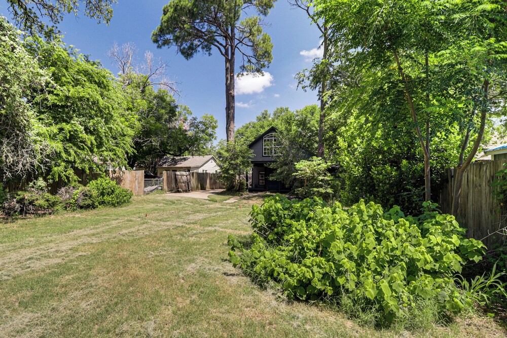 Walk to Dtwn Weatherford: Home w/ Yard!