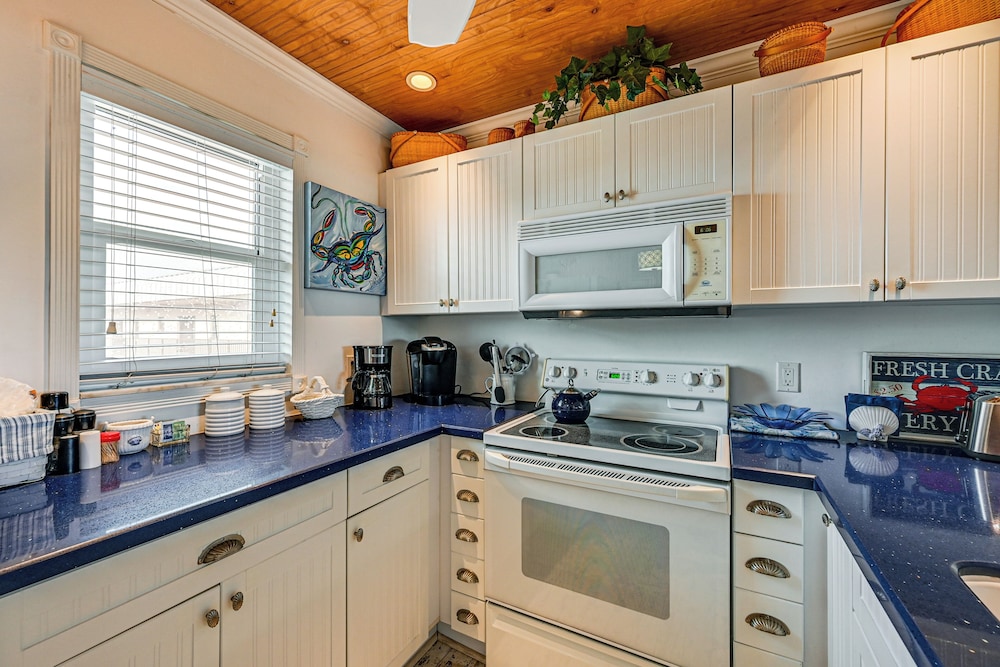 Steps to Naples Bay & Tin City: Condo w/ Pool!