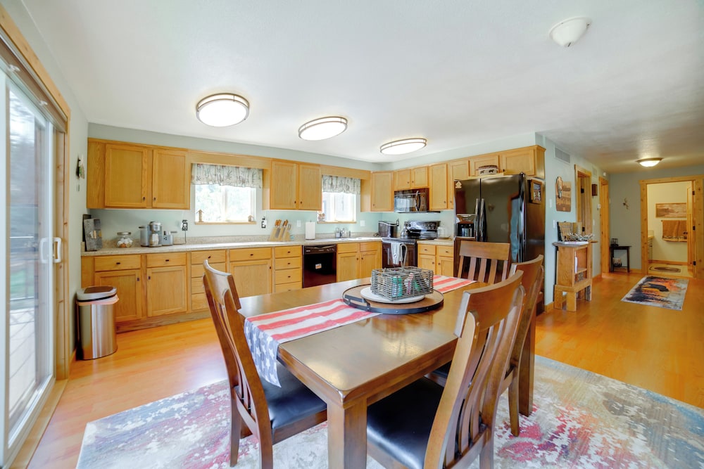 Mtn-view Oasis w/ Pool Access in Garden Valley