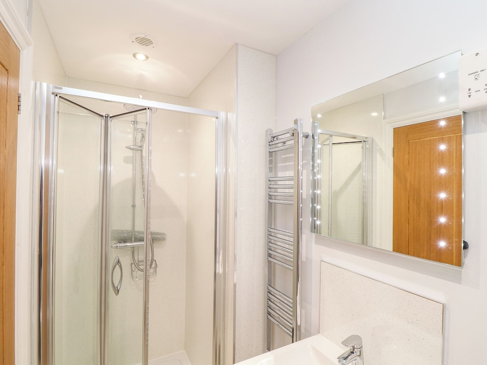 Flat 2 Niles Place