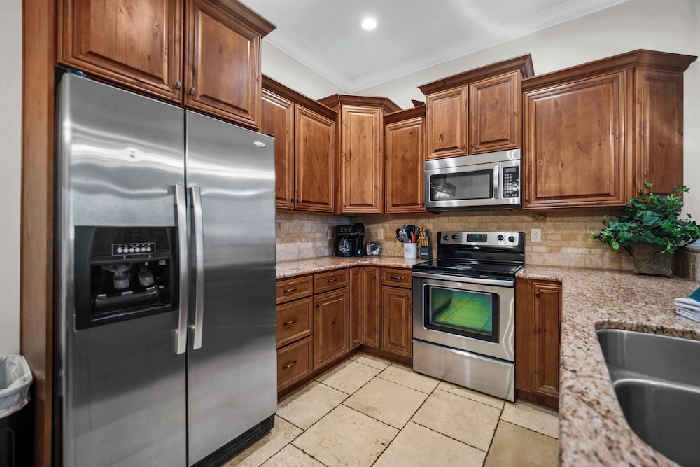 Pool & Sunshine Retreat - Resort-style Amenities
