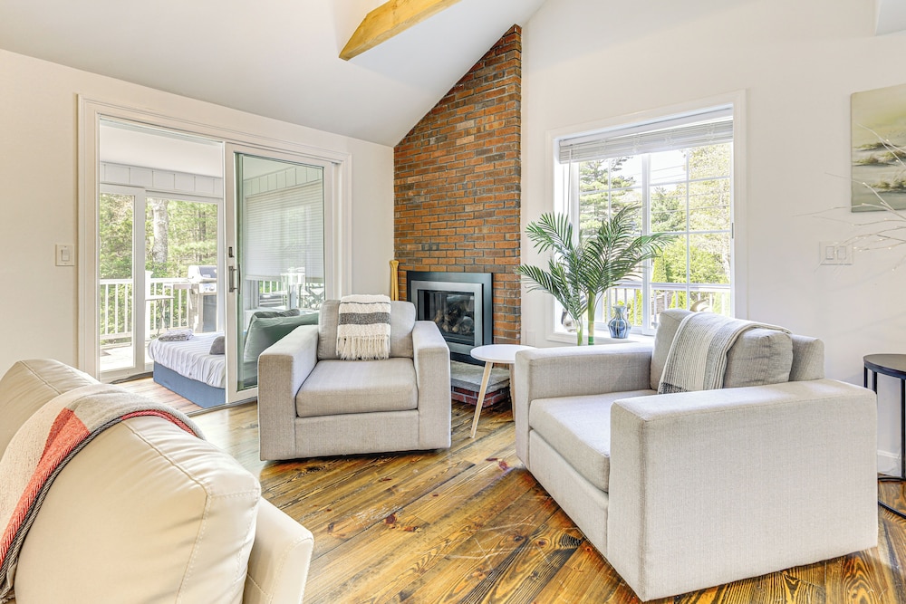 3 Mi to Mashpee Commons: Family Home w/ Fireplace