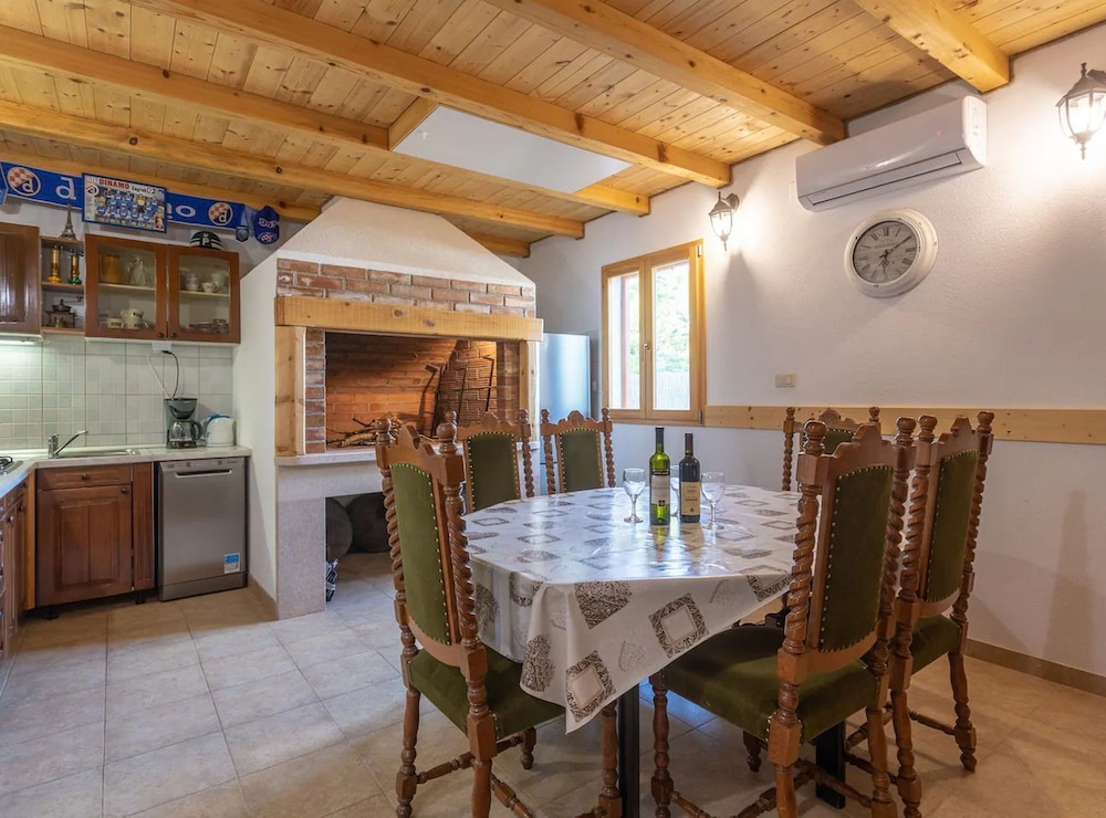Sunny Escape Holiday Home Dicmo With Pool and Gym