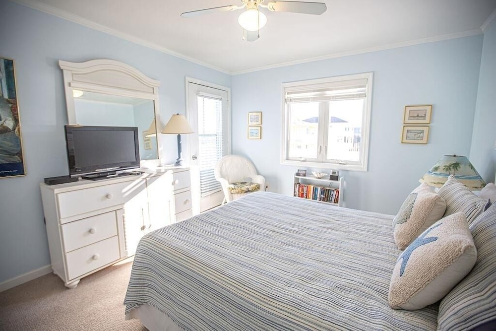 Feelin' Beachy-7a 2 Bedroom Home by RedAwning