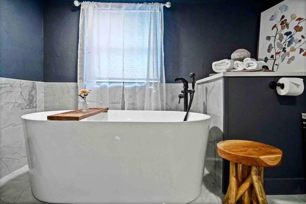 Oklahoma City Vacations - 3-story 6-bedroom 4 Bathrooms 3min-asian Dist - Property Image 20