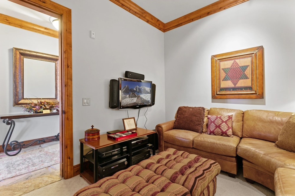 Grand Lodge - 3 Bedroom Deluxe #206 - Ski-in/out 3 Condo