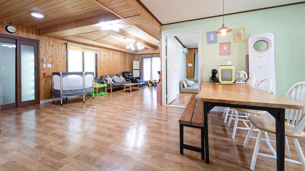 Jeju Haebaragi Pension