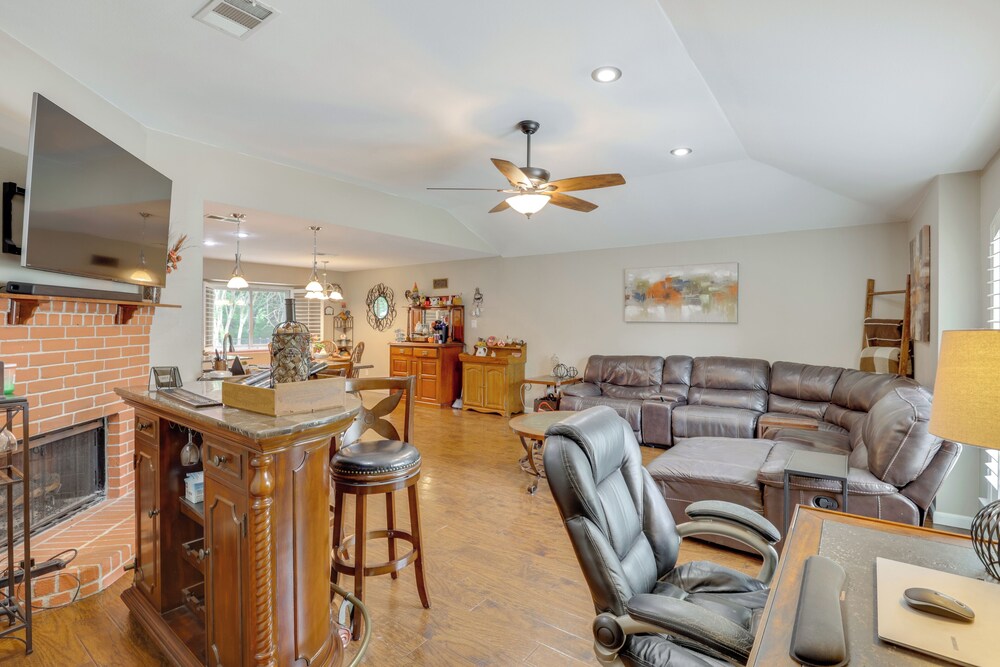 5 Mi to Lewisville Lake: Couple's Retreat w/ Yard