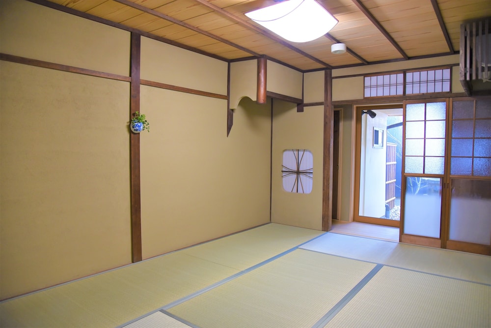 Chika Rakuen