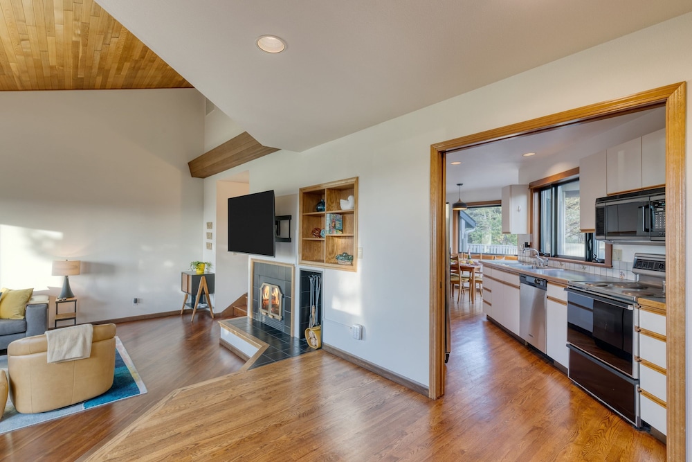 Half Block to Beach w Oceanview Patio Balcony The Shore Pine by Avantstay