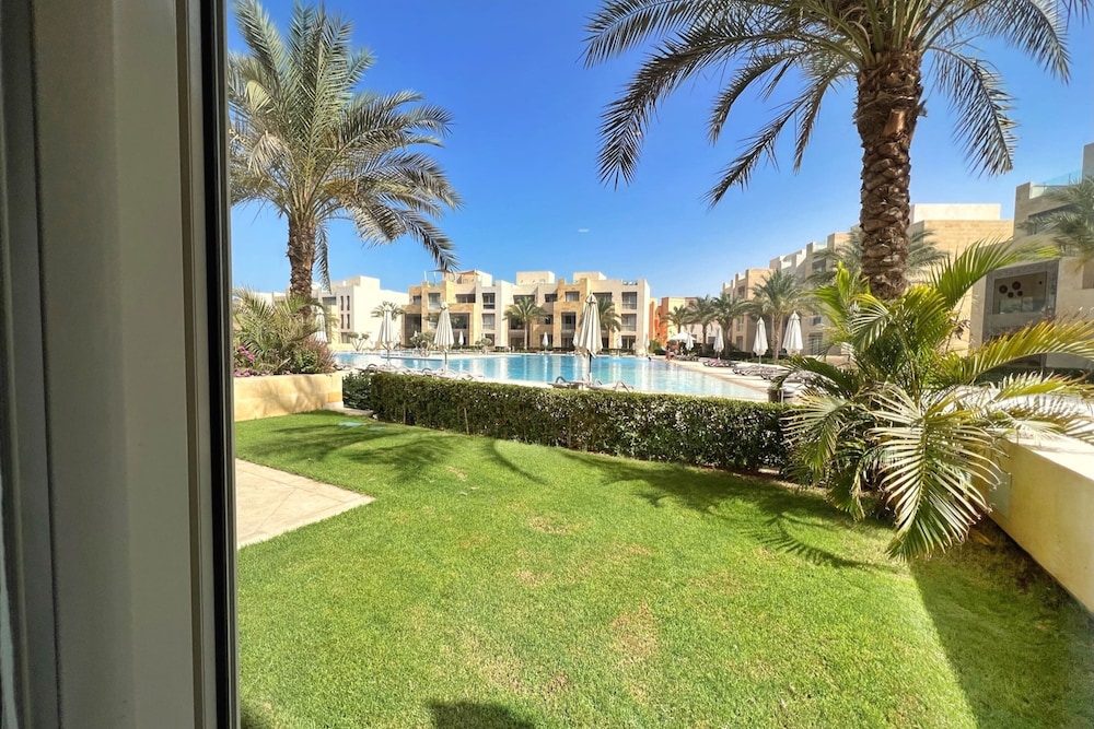 Xuru Stays I Exotic 1bdr w/ Outdoor Terrace Pool & Beach Access