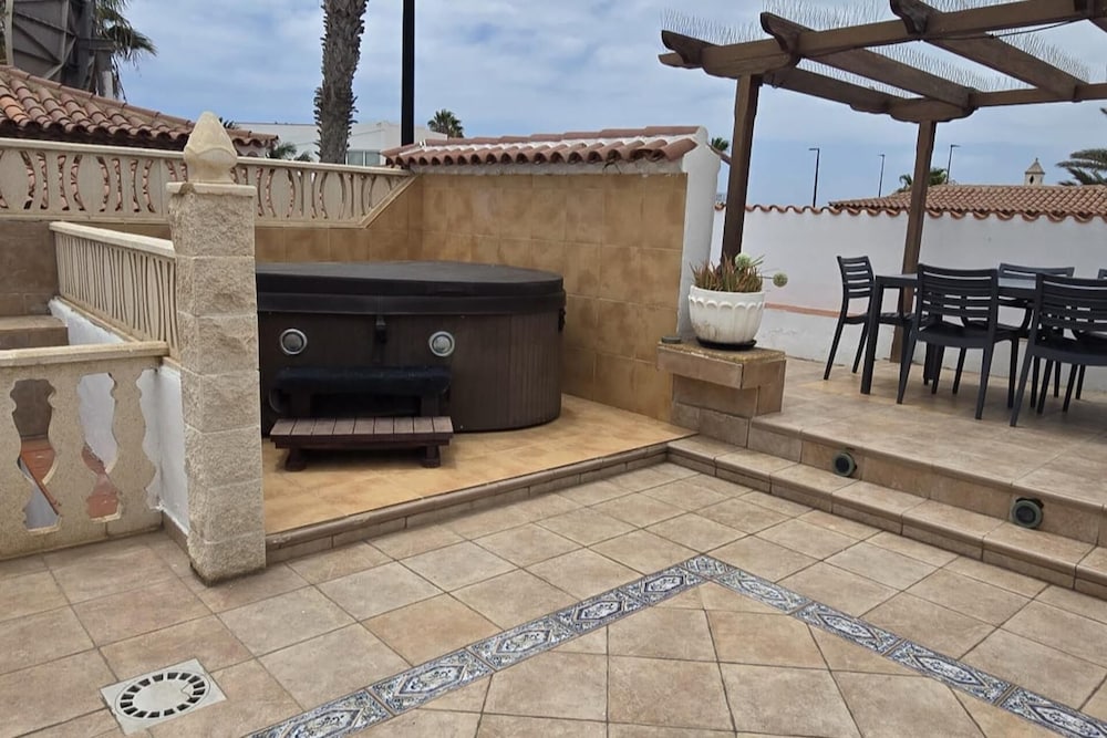 3 Bed Villa - Sleeps 6 - Pool - Hottub- Parking