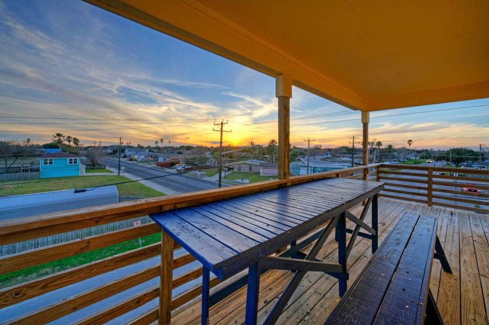 Sleeps 31 2 Homes w/ Boat Dock + Waterfront Pool Laguna Village Getaway