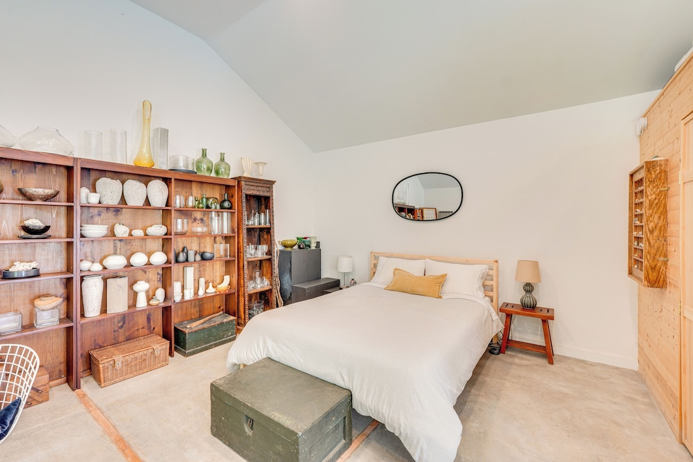 Highland 1850s Studio Barn on Sprawling 4.5 Acres!
