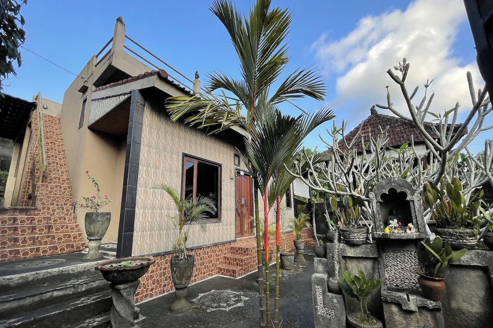 Mongan Homestay Beside The Belulang Hot Spring