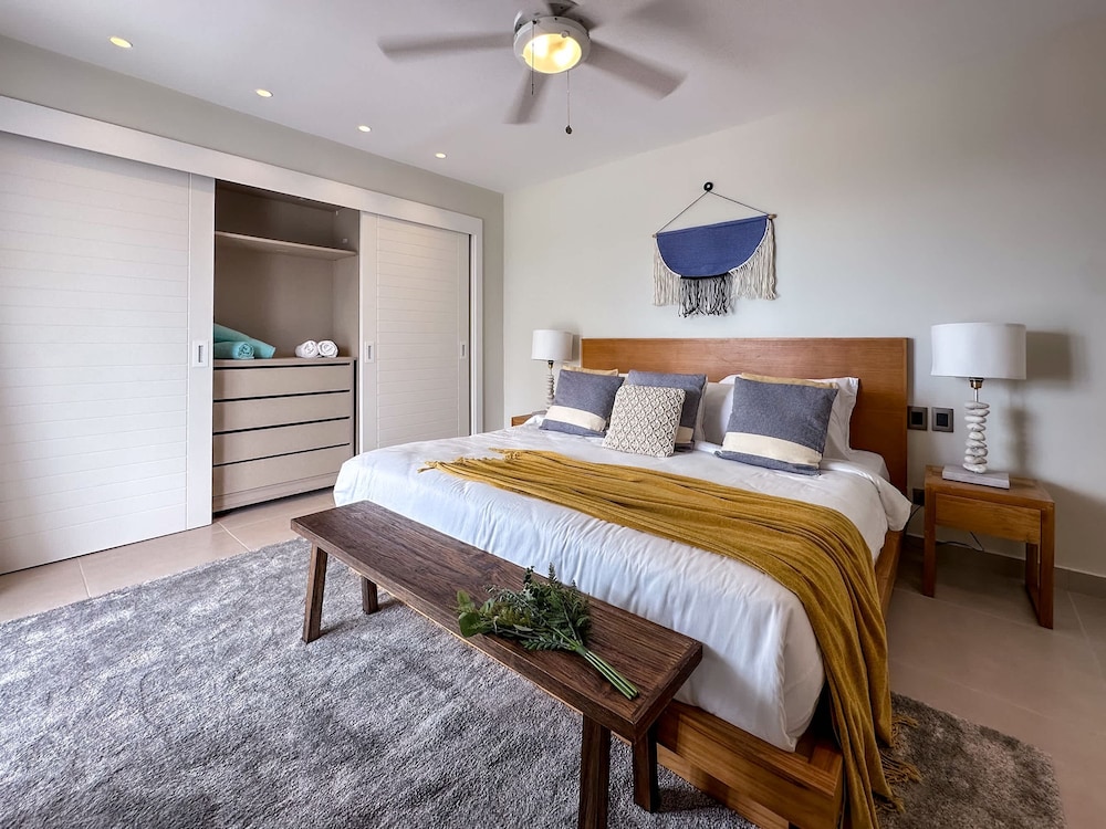 4 Bedroom Beach Penthouse w Private Rooftop