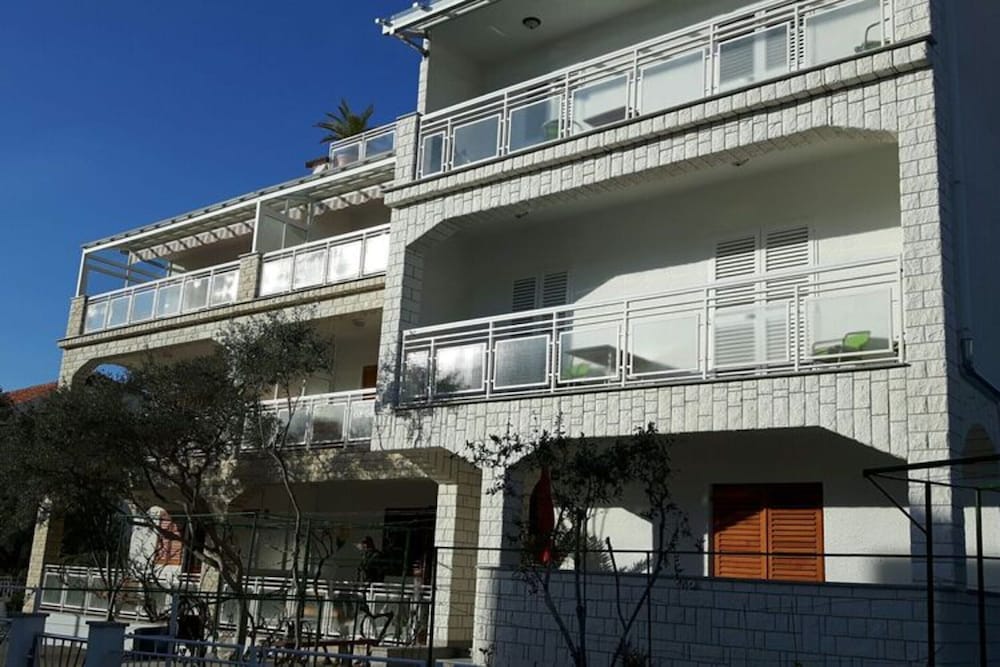 Sunny Terrace Apartment in Biograd