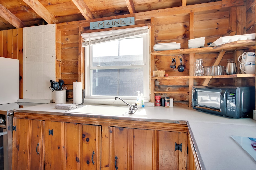 Walk to Long Sands Beach: Cottage w/ Fire Pits!