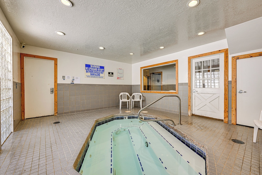 Walk to Giant Steps: Mtn Retreat w/ Hot Tub Access