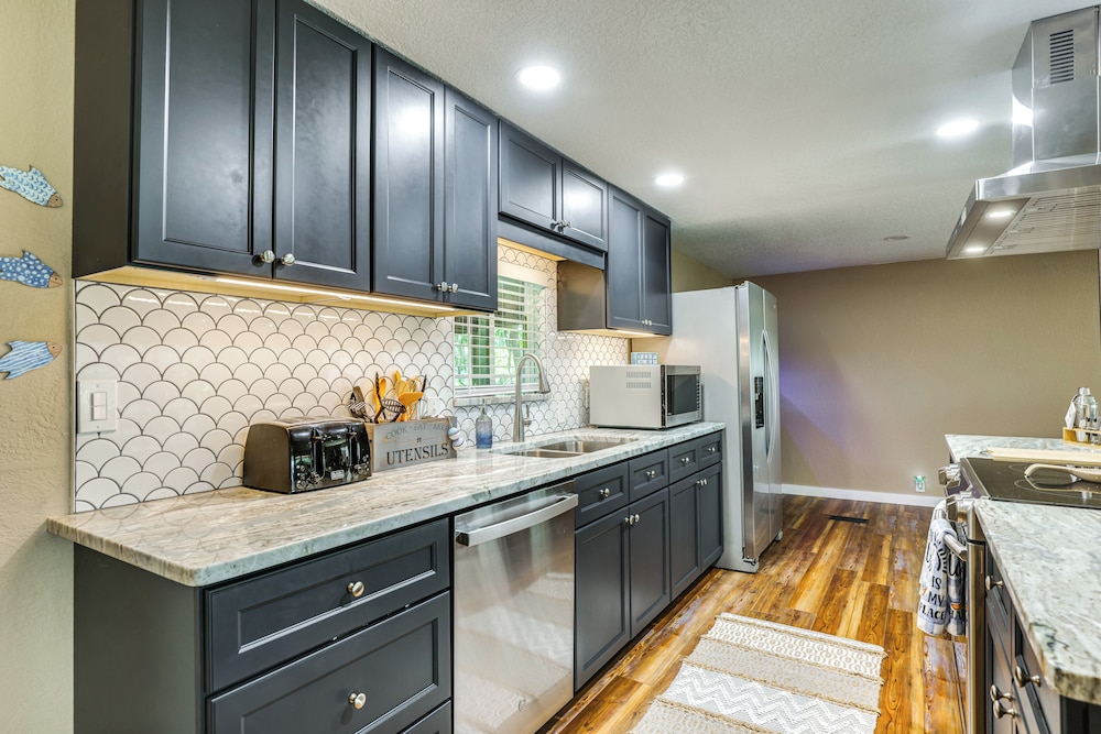 Lakefront Home w/ Hot Tub & Dock in Orlando!