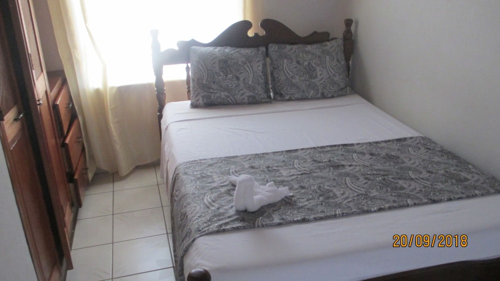Tropical Breeze Guesthouse and Furnished Apartments