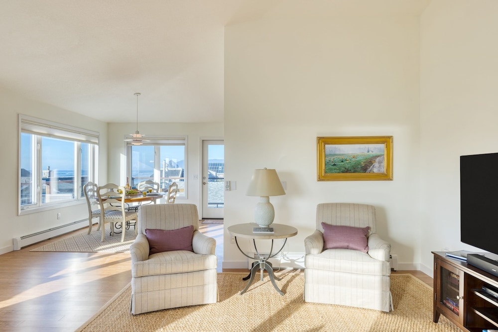 Pacific Breeze Ocean Views Steps to Cannon Beach Airy Coastal Retreat